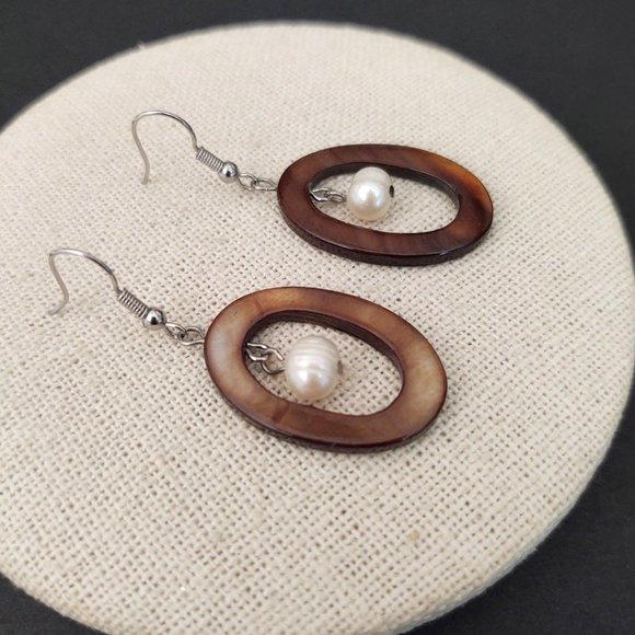 Polished shell and pearl earrings - Picture 6 of 7